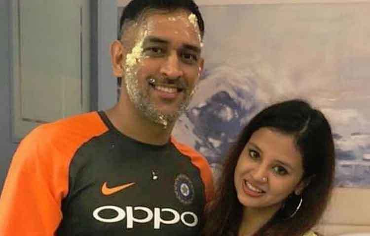 এমএস ধোনি : আলাপ ছিল ছোট থেকেই। রাঁচিতে সাক্ষীর সঙ্গে ছোটবেলায় একই স্কুলে পড়তেন ধোনি। সাক্ষীদের পরিবার রাঁচি থেকে দেহরাদূনে চলে গেলে প্রায় এক দশক তাদের মধ্যে কোনো যোগাযোগ ছিল না। ২০০৭ কলকাতার তাজ বেঙ্গলে উঠেছিল ভারতীয় দল। সেখানে ইনর্টান করছিলেন সাক্ষী। সেই সাক্ষাৎই আবার মিলিয়ে দিল তাদের।