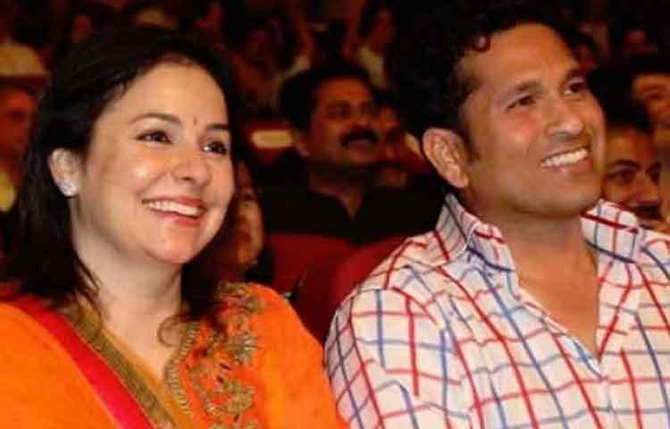 শচীন টেন্ডুলকার : বাদ রাখা যাবে না শচীন-অঞ্জলির প্রেম কাহিনিকেও। দু’জনের প্রথম দেখা হয়েছিল বিমানবন্দরে। তখন কেউ কাউকে চিনতেন না। তারপর এক কমন বন্ধুর বাড়িতে দেখা। তখন অঞ্জলি ডাক্তারি পড়ছেন। সেই আলাপই আস্তে আস্তে প্রেমে পরিণত হয়।