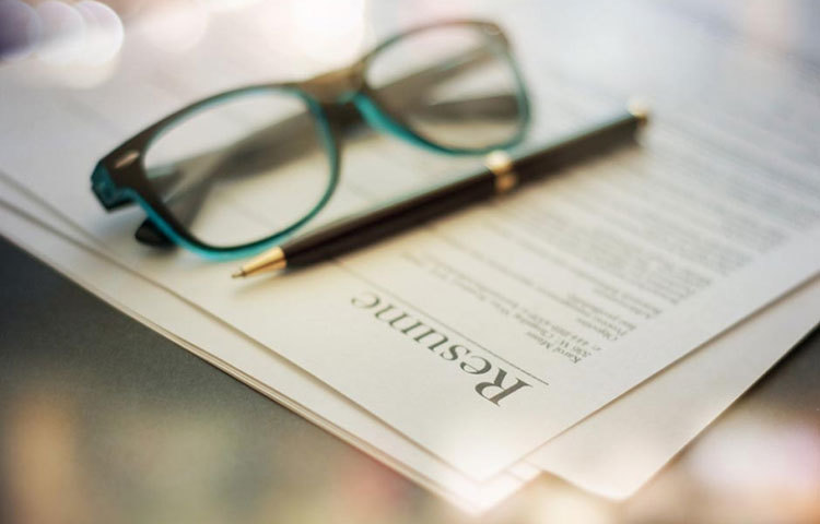 ‘ছবি আঁকতে, গান শুনতে বা ছবি তুলতে’ ভালবাসতেই পারেন। কিন্তু, কর্মক্ষেত্রে তা বিশেষ কোনো কাজে লাগবে বলে মনে হয় না। তার থেকে প্রয়োজনীয় তথ্য দিন নিজের সম্পর্কে। যেমন, আগের কোম্পানিতে কী দায়িত্ব ছিল আপনার ইত্যাদি।