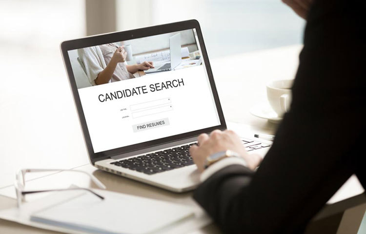 দু’টি চাকরির মাঝে বেশ অনেকটা সময়ের কোনো উল্লেখ না থাকলে, অনেক প্রতিষ্ঠানই তা সুনজরে দেখে না। সেক্ষেত্রে সত্য কারণ উল্লেখ করে দেওয়া ভাল।