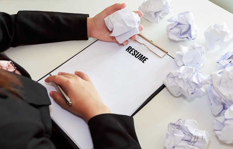 ব্যক্তিগত ইনফরমেশনে নাম, ঠিকানা, ই-মেল ও মোবাইল বা ফোন নম্বর ছাড়া বাড়তি কিছু লেখা অপ্রয়োজনীয়। নিজের ধর্ম বা পরিবার সম্পর্কে জানানোর বিশেষ দরকার নেই।