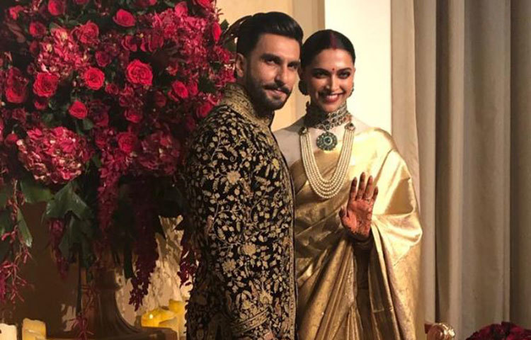 দীপিকা একটা সোনালি রঙের শাড়ি পরেছেন এবং রণবীর আবারো কুর্তা পাজামার সঙ্গে একটা বন্ধগলা পরেছনে।