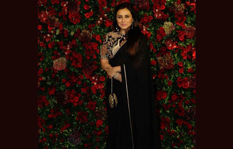 রানি মুখোপাধ্যায় একটি ভারী এমব্রয়ডারি কাজ করা ব্লাউজ পরেছিলেন কালো শিফনের সঙ্গে। একে অনেকেই ‘ডিজাস্টার’ বলেছিলেন। রবিনার কালো শিফন-জারদৌসিও একেবারে পছন্দ করেনি ফ্যানেরা।