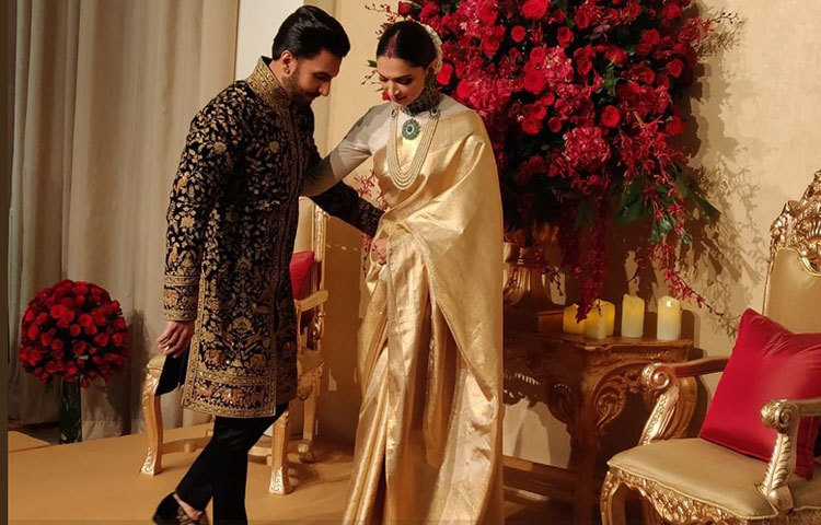 হাত ধরে চল যাই দুজনে অজানায়।