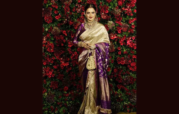 রেখার রিগ্যাল গোল্ড সিল্ক শাড়ি মন কেড়েছে প্রত্যেকের।