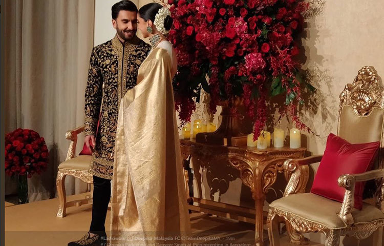 চোখে চোখ রেখে বলছেন তারা না বলা শত কথা।