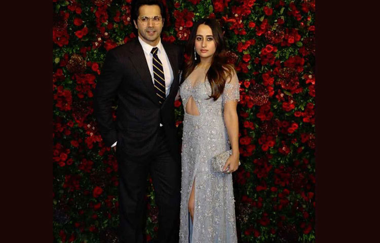 বরুণ ধাওয়ান এসেছিলেন বান্ধবী নাতাশা দালালকে সঙ্গে নিয়ে। ফারহান আখতার এলেন বান্ধবী শিবানীকে নিয়ে। অফ শোল্ডার গাউনে তাকে লাগছিল চমৎকার। বরুণ ধাওয়ান এসেছিলেন বান্ধবী নাতাশা দালালকে সঙ্গে নিয়ে। ফারহান আখতার এলেন বান্ধবী শিবানীকে নিয়ে। অফ শোল্ডার গাউনে তাকে লাগছিল চমৎকার।