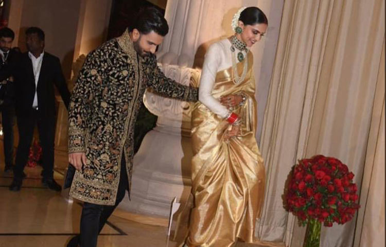 ফটোসেশনের জন্য মঞ্চে উঠছেন দুই তারকা।