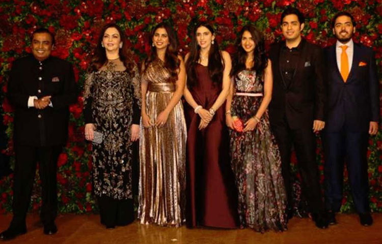 সপরিবার মুকেশ অম্বানীও এসেছিলেন দীপিকা-রণবীর জুটিকে শুভেচ্ছা জানাতে।