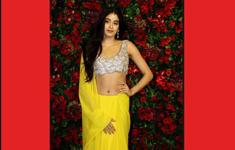 জাহ্নবী কাপুর প্রথা ভাঙলেন, লাল কালো নয়। তিনি বেছে নিলেন হলুদ রং। এসেছিলেন খুশি কাপুর, অংশুলা ও বনি কাপুরও।