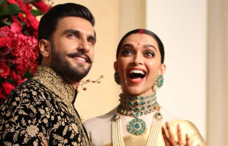 আনন্দ-উচ্ছ্বাসে নব দম্পতি।