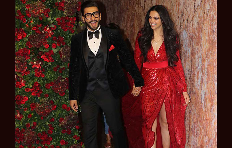 জুহেইর মুরেদের ডিজাইনের থাই স্লিট লাল গাউনের সঙ্গে রেড স্টিলেটো পরেছিলেন দীপিকা পাড়ুকোন। আর রণবীর সিংয়ের পরনে ছিল রোহিত গান্ধী-রাহুল খন্নার ডিজাইনের স্যুট। সঙ্গে ছিল স্টাইলিশ চশমাও। বলরুমে তাদের নাচ ছিল চোখে পড়ার মতো।