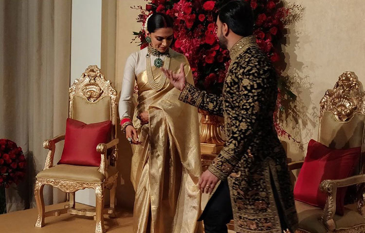 দীপিকাকে সাজিয়ে তুলেছেন সব্যসাচী। অন্যদিকে রণবীর সেজে উঠেছেন রোহিত বলের তৈরি পোশাকে।