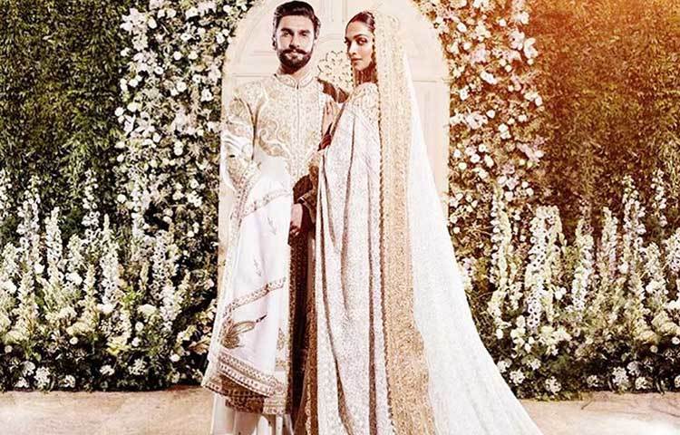 এদিন দীপিকার পরনে ছিল আইভরি এবং সোনার রঙের কাজ করা চিকনকারি শাড়ি। দীপিকার ড্রেস ডিজাইন করেছিলেন আবু জানি এবং সন্দীপ খোসলা। অন্যদিকে রণবীরের পরনে ছিল ওই একই রঙের শেরওয়ানি। রণবীরের পোশাক ডিজাইন করেছেন বলিউডেরই আর এক নামজাদা ডিজাইনার রোহিত বাল।