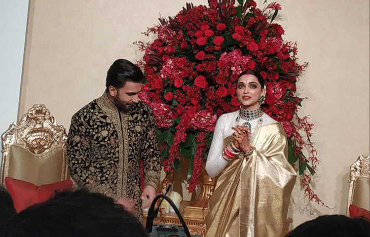 শাড়ির সঙ্গে একটা জমকালো সবুজ নেকলেস ও মাথায় সাদা ফুলের মালা পরেছেন দীপিকা- এক কথায় অসাধারণ দেখাচ্ছে তাদের!