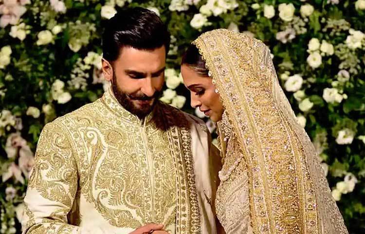 মুম্বাই রিসেপশনে রণবীর আর দীপিকা যেন সুফিয়ানার আমেজ তৈরি করেছিলেন অতিথিদের জন্য। রিসেপশনে এদিন বেশির ভাগ সময়েই বেজেছে নুসরত ফতে আলি খানের নানান সুফি গান।