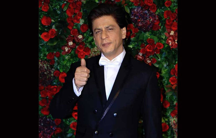 দীপিকার প্রথম নায়ক, গ্রুমার, বলিউড বাদশাহ কিং খান একটু রাতেই এসেছিলেন এ দিন। এসেই ‘অল দ্য বেস্ট’ দেখালেন। পা মেলালেন ছাইয়া ছাইয়ার তালে। একটু রাতের দিকে এসেছিলেন সঞ্জয়লীলা ভানসালী।