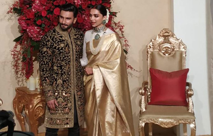 বুধবার সকাল থেকেই বেঙ্গালুরুর দ্য লীলা প্যালেস হোটেলে কড়া সুরক্ষার বন্দোবস্ত করা হয়। দীপিকার প্রিয় ইতালিয়ান রেস্তোরাঁ হওয়ায় বিয়ের রিসেপশন পার্টির আয়োজন দ্য লীলাতেই করা হয়েছে বলে জানা যায়।