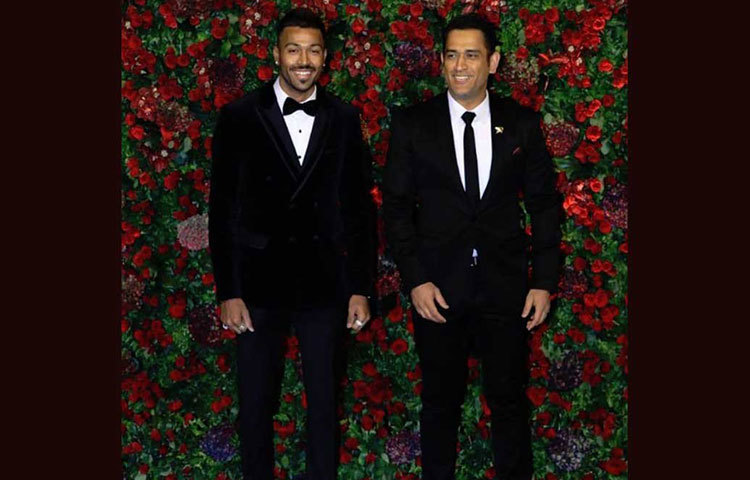 এসেছিলেন সিদ্ধার্থ মলহোত্র, ভিকি কৌশল, পূজা হেগড়ে, রাধিকা আপ্তে, বিদ্যা বালন, জ্যাকলিন ফার্নান্ডেজ, ডায়ানা পেন্টিরাও। এসেছিলেন হার্দিক পান্ডে। দীপিকার প্রিয় বন্ধু মহেন্দ্র সিংহ ধোনি এলেন স্ত্রী সাক্ষীকে সঙ্গে নিয়ে। সস্ত্রীক সচিন, সস্ত্রীক কপিল দেবকেও দেখা গিয়েছে রিসেপশনে।