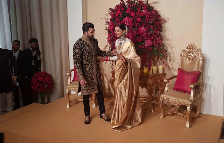 ফটোসেশনের মাঝে কথা বলছেন দীপিকা ও রণবীর।