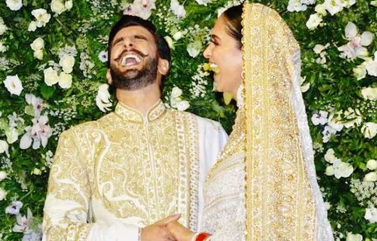 অনুষ্ঠানে বার বার সংবাদ মাধ্যমের সামনে পোজ দিতে দাঁড়িয়ে ছিলেন দীপবীর। আর পাপারাৎজিরা সে সময়ে দীপিকাকে ‘ভাবিজি’ বলেই ডাকছিলেন। আর তখন হাসির ফোয়ারা ছুটছিল দীপিকা আর রণবীর দু’জনেরই মুখে।