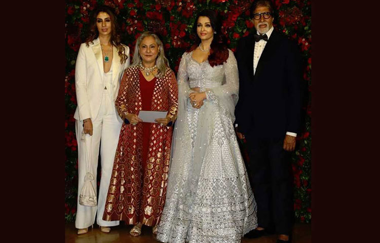 বচ্চন পরিবারের প্রত্যেককেই দেখা গেল এদিন। তবে অভিষেক শুটিং থাকায় আসতে পারলেন না। অমিতাভ স্টেজে পা মেলালেন ‘জুম্মা চুম্মা’-র সঙ্গে।