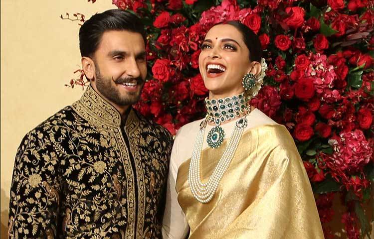 উচ্ছ্বল হাসিতে ফেটে পড়ছেন দীপিকা।