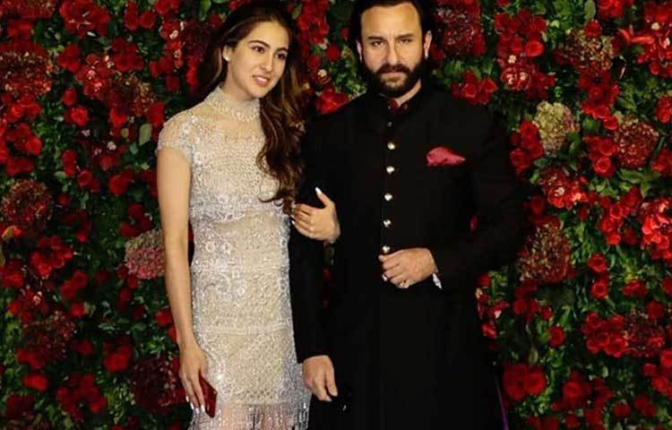 অফ হোয়াইট এমব্লিশড ড্রেস-টাসেলে দেখা গেল সারা আলি খানকে। বাবা সাইফ আলি খানের হাত ধরে পোজও দিলেন।