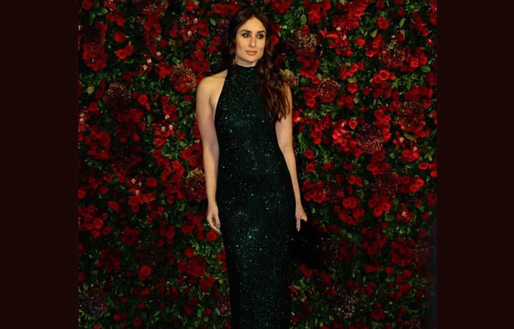 স্টানিং গ্রিন ব্যাকলেস গাউনে অনন্য করিনা এসে দাঁড়াতেই শোরগোল পড়ে গিয়েছিল এদিন। তার আগেই ফারহা খান এসেছিলেন একটি লাল সারারা পরে। তবে ফারহার এই পোশাককে ব্যাড ফ্যাশন চয়েস বলছেন অনেকেই।