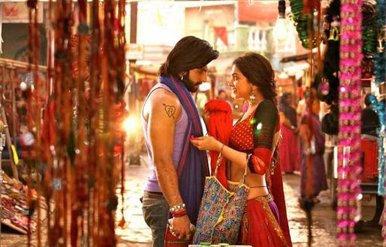 সঞ্জয়লীলা ভানশালির ছবি ২০১৩ সালে মুক্তি প্রাপ্ত ছবি ‘রামলীলা’তে অভিনয় করার সময়ই একে অপরের প্রেমে পড়েন দীপিকা ও রণবীর।