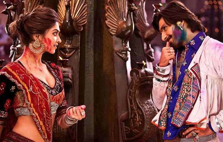 বলিউডে গুঞ্জন রণবীর দীপিকার প্রেমে পাগল, তাকে কাছে পাওয়ার জন্য প্রায় সবকিছু করতেই তৈরি ছিলেন।