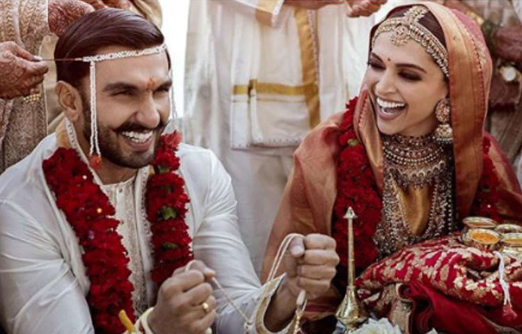 ইতালির লেক কোমোতে সাত পাকে বাঁধা পড়েছেন রণবীর-দীপিকা। মুম্বাই ও বেঙ্গালুরু- দুজায়গায় অতিথি আপ্যায়নের ব্যবস্থা করা হয়েছে। ইতিমধ্যেই নববধূকে স্বাগত জানাতে সেজে উঠেছে মুম্বাইয়ে রণবীরের বাংলো।