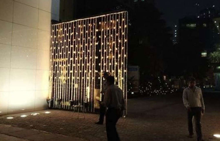 রণবীর সিংয়ের বাড়ির প্রবেশপথ সেজে উঠেছে আলোয়। রণবীর সিংয়ের বাড়ির প্রবেশপথ সেজে উঠেছে আলোয়।