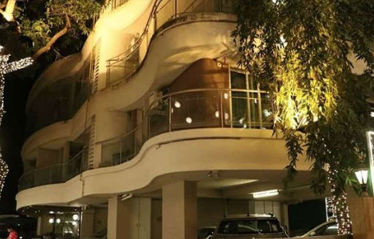 আর কয়েকদিন পরেই মুম্বাই ফিরবেন নব দম্পতি। তারপর রণবীরের বাড়িতে যাবেন দীপিকা।