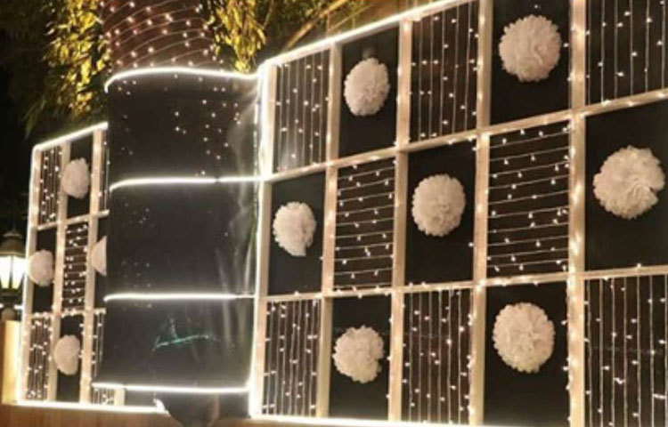 বর্ণিল সাজে সেজেছে রণবীরের বাড়ি।