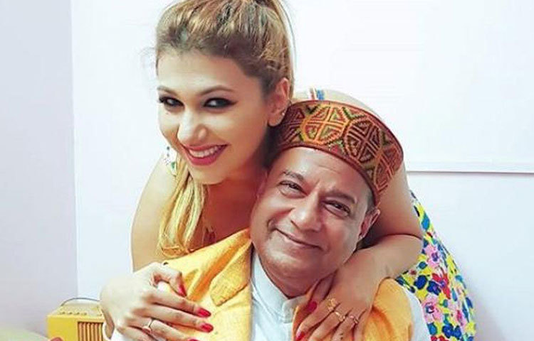 বিগ বস ১২-র আসরে প্রতিযোগীদের তালিকায় রয়েছেন সঙ্গীত শিল্পী অনুপ জালোটা। শোয়ে অনুপ সেজেছিলেন রাজা। আর দীপিকাকে ‘টাস্ক’ দেওয়া হয়েছিল রাজার মন ভোলাতে। তখনই ‘সালাম-ই-ইশক’ পারফর্ম করেন দীপিকা। তার নাচের প্রশংসা করেন গজল গায়কের প্রেমিকা জসলিনও।