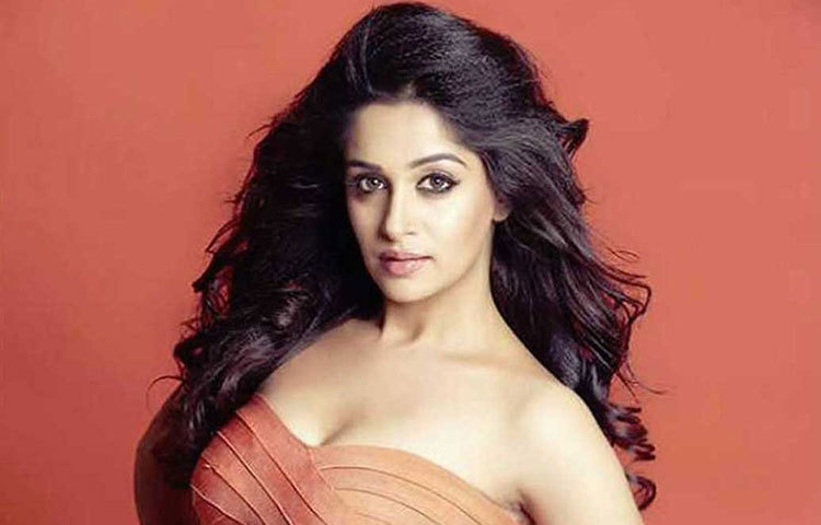দীপিকা প্রথম জীবনে ছিলেন এক জন বিমানসেবিকা। ‘নীর ভরে তেরি নয়না দেবী’ সিরিয়াল দিয়ে বলিউডে যাত্রা করেন এই অভিনেত্রী।