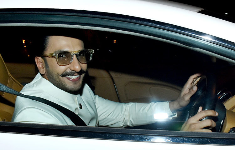 ক্যামেরার ফ্ল্যাশ পড়তেই হেসে ফেলেন রণবীর সিং।