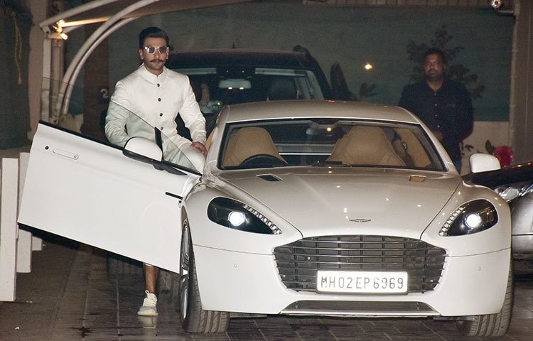 দীপিকার মত রণবীরের পরনেও ছিল সাদা রঙের পোশাক।