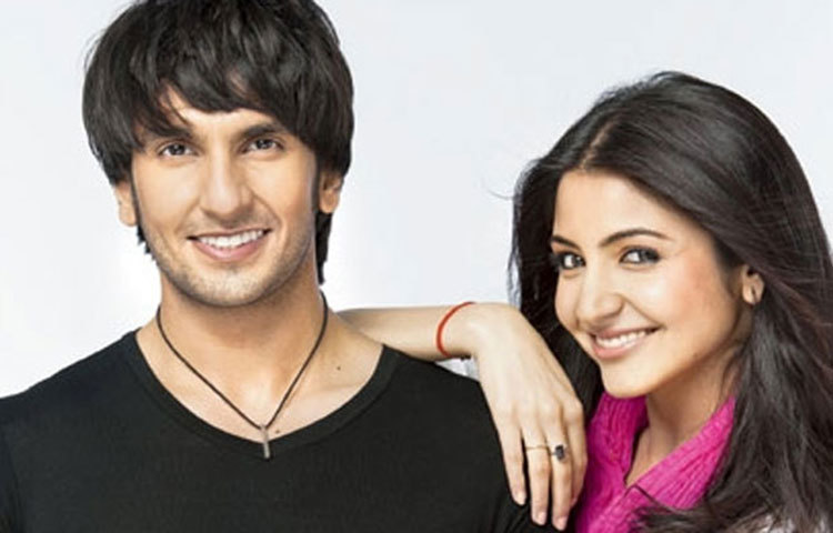 বলিউডে গুঞ্জন, দীপিকার আগে অনুশকার প্রেমে মজেছিলেন রণবীর সিং। কিন্তু সেই সম্পর্ক টেকেনি।