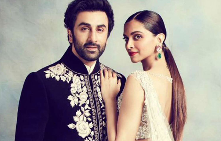 রণবীর কাপুরের সঙ্গে দীপিকার সম্পর্ক কোনো কালেই গোপন ছিল না। রণবীরের নামে কাঁধে ট্যাটুও করেছিলেন দীপিকা। তবে রণবীরের সঙ্গে তিক্ততা দিয়েই শেষ হয় দীপিকার প্রেমপর্ব।