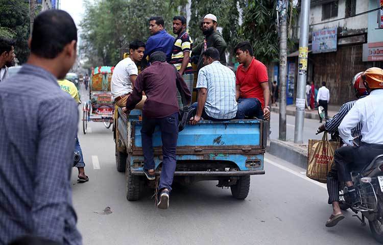 গণপরিবহন না পেয়ে পিকআপ ভ্যানে গন্তব্যে ছুটছে কর্মজীবী মানুষ। ছবি : মাহবুব আলম