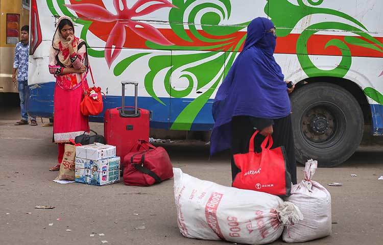 যানবাহন না পেয়ে বিপাকে পড়েছেন দুই নারী। ছবি : মাহবুব আলম