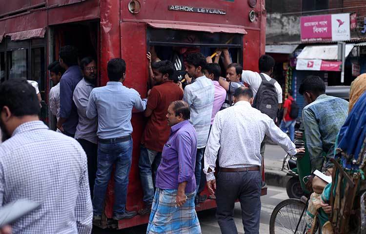 বিআরটিসি গাড়ি রাজধানী চললেও তা প্রয়োজনের তুলনায় নিতান্তই কম। তাই ঠেলাঠেলি করে যাত্রীরা গাড়িতে উঠতে পারছেন না। ছবি : মাহবুব আলম