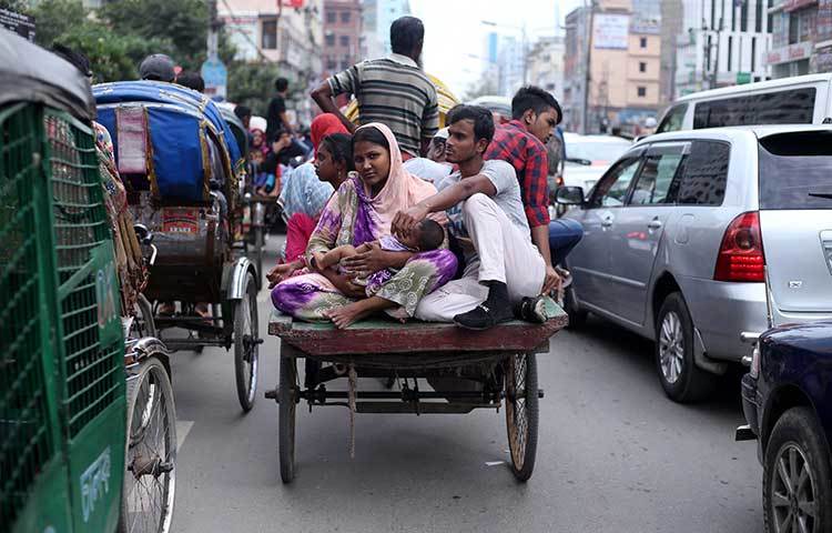 রাস্তা জুড়ে রিকাশা ও ভ্যানের রাজত্ব। ছবি : মাহবুব আলম