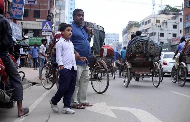 রিকশা ছাড়া রাস্তায় কোনো গণপরিবহন নেই। ছবি : মাহবুব আলম