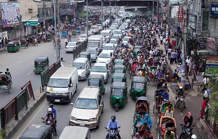 রাস্তা রিকশা আর প্রাইভেট কারের দখলে। ছবি : মাহবুব আলম
