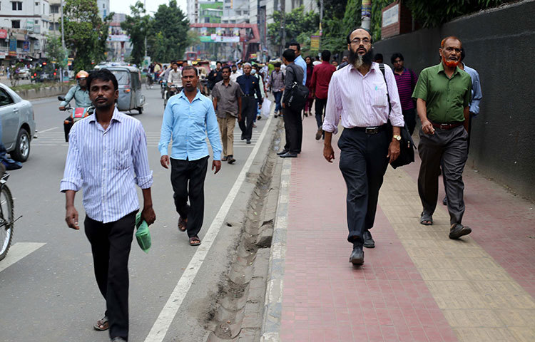 সকালবেলা অফিসগামী মানুষ গণপরিবহন না পেয়ে হেঁটে নির্দিষ্ট গন্তব্যের দিকে যাচ্ছেন। ছবি : মাহবুব আলম