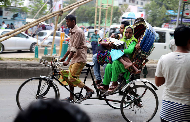 কোনো গাড়ি না পেয়ে রিকশায় রোগী নিয়ে হাসপাতালে যাচ্ছেন রোগীর স্বজনরা। ছবি : মাহবুব আলম