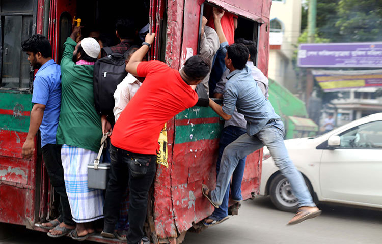 রাজধানীতে দুয়েকটি বিআরটিসির বাস চললেও তাতে যেন তিল ধারণের ঠাঁই নেই। ছবি : মাহবুব আলম